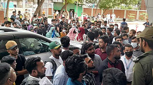 গ্রেস দিয়ে ডিগ্রিতে পাসের দাবি: জাতীয় বিশ্ববিদ্যালয়ের উপাচার্যের গাড়ি অবরোধ