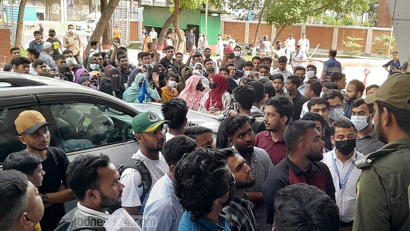 গ্রেস দিয়ে ডিগ্রিতে পাসের দাবি: জাতীয় বিশ্ববিদ্যালয়ের উপাচার্যের গাড়ি অবরোধ