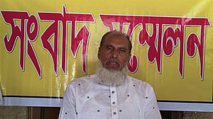 টুঙ্গিপাড়ায় সংবাদ সম্মেলন করে আওয়ামী লীগ নেতার পদত্যাগ