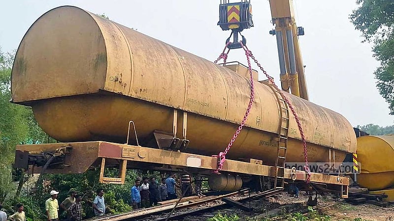 হবিগঞ্জে তেলবাহী ট্রেন লাইনচ্যুত: ১৮ ঘণ্টা পর সিলেটের সঙ্গে রেল যোগাযোগ চালু