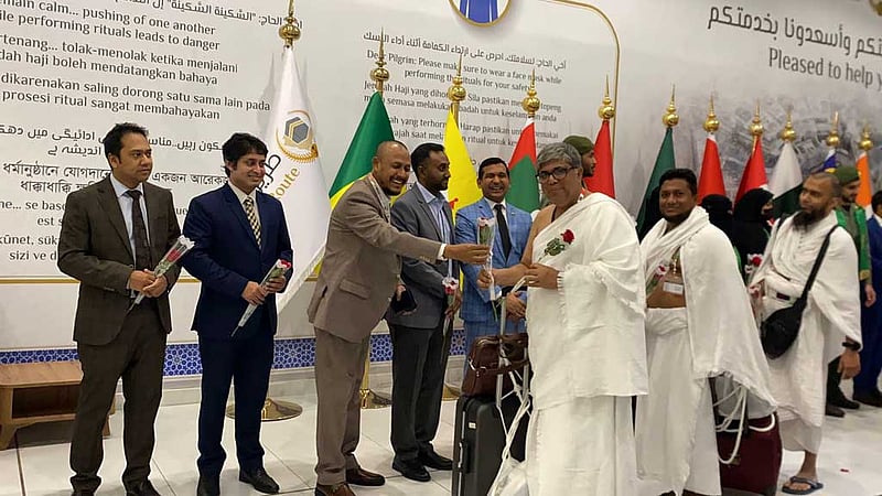 বাংলাদেশের প্রথম হজ ফ্লাইট সৌদি আরবে পৌঁছেছে
