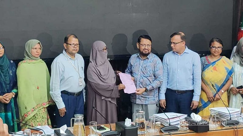 সংরক্ষিত আসন: ইসিতে মনোনয়নপত্র জমা দিচ্ছেন প্রার্থীরা