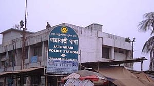 যাত্রাবাড়ীতে কলেজছাত্রীকে কুপিয়ে হত্যা, মা-ভাই-বোন আহত