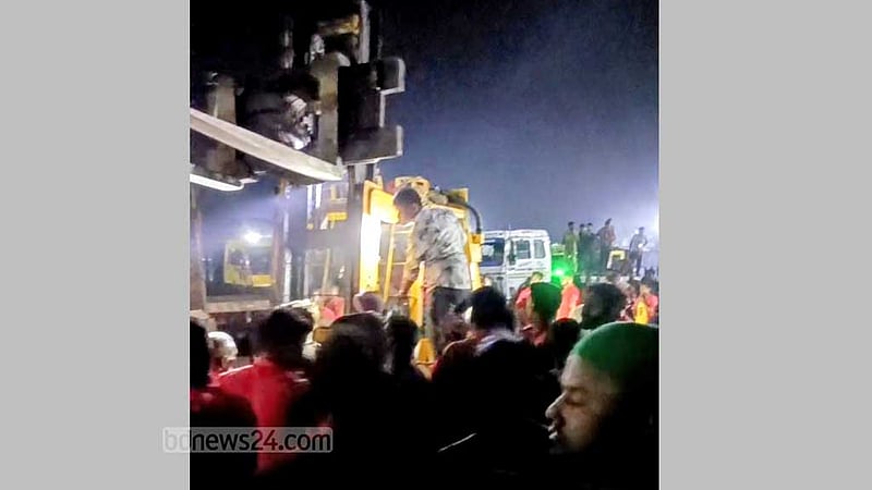 বেনাপোল বন্দরে ক্রেন দুর্ঘটনায় শ্রমিক নিহত: পণ্য উঠানামা বন্ধ