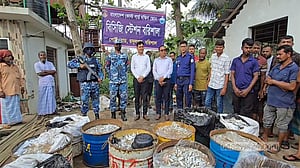 ঝালকাঠিতে বাস থেকে ৪২ মণ জাটকা জব্দ, তিনজনকে জরিমানা