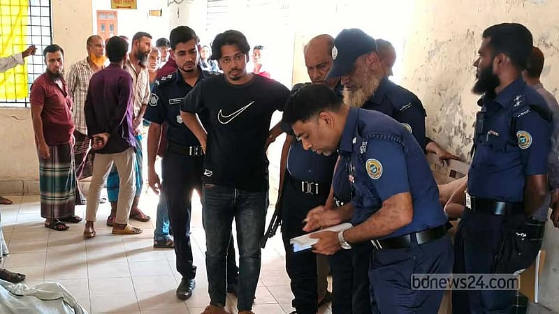 ঝালকাঠিতে ‘পারিবারিক বিরোধে’ যুবককে কুপিয়ে হত্যা