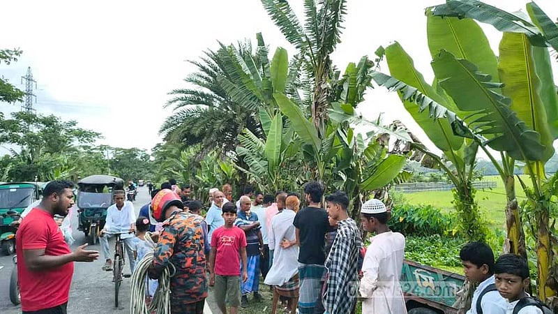 চাকা ফেটে ট্রলি উল্টে খাদে, চালকের সহকারীর মৃত্যু