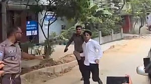 রাশেদ প্রধানের বাসার সামনে মানববন্ধন, পিএস পুলিশ হেফাজতে