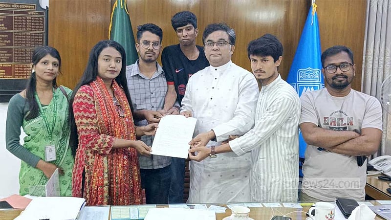‘গণভোট-অধ্যাদেশ’ নিয়ে জাকসুর সেমিনারে ভিপির আপত্তি, স্মারকলিপি