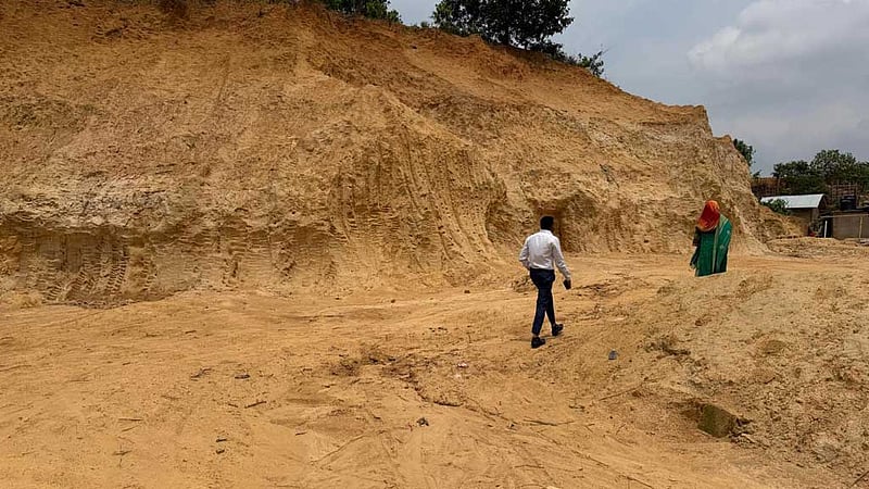 খাগড়াছড়িতে অবৈধভাবে পাহাড় কাটা: ৩ শ্রমিকের কারাদণ্ড, ট্রাক্টর জব্দ
