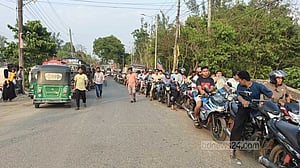 তেল নেই, আয় নেই: পাহাড়ে ভাড়ায় চালিত মোটরসাইকেল চালকদের দুর্দশা