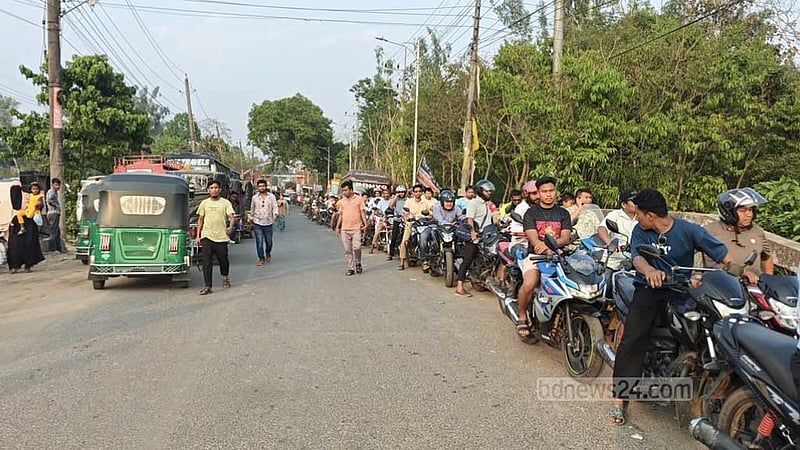 তেল নেই, আয় নেই: পাহাড়ে ভাড়ায় চালিত মোটরসাইকেল চালকদের দুর্দশা