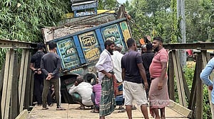 খাগড়াছড়িতে সেতুর পাটাতন দেবে দীঘিনালা-লংগদু সড়কে যান চলাচল বন্ধ