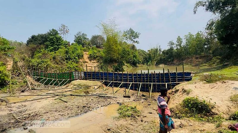 হালদার উজানে অবৈধ বাঁধ দিয়ে মাছ ধরার প্রস্তুতি, পরে উচ্ছেদ