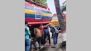 খুলনায় ট্যাংকলরি থেকে অকটেন চুরির সময় হাতেনাতে আটক ৫