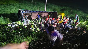 দাউদকান্দিতে নিয়ন্ত্রণ হারিয়ে চালবোঝাই ট্রাক খাদে, নিহত ৭