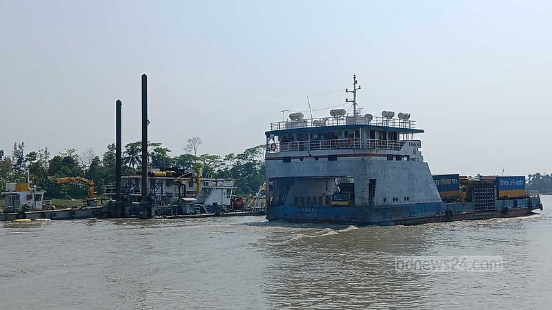 কালবৈশাখী: লক্ষ্মীপুর-ভোলা নৌপথে ফেরি চলাচল বন্ধ
