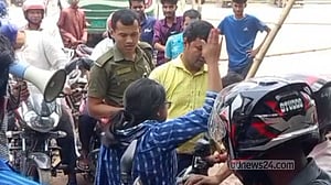 লালমনিরহাটে অন্যের ফুয়েল কার্ড নিয়ে আসা তরুণকে ইউএনওর ‘চপেটাঘাত’