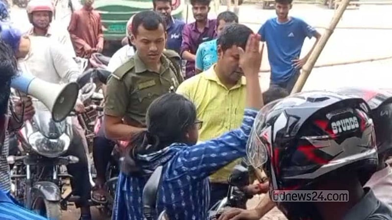 লালমনিরহাটে অন্যের ফুয়েল কার্ড নিয়ে আসা তরুণকে ইউএনওর ‘চপেটাঘাত’