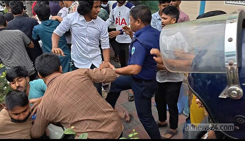 লক্ষ্মীপুরে ১৪৪ ধারা ভেঙে বৈষম্যবিরোধীদের মিছিল, পুলিশের সঙ্গে হাতাহাতি
