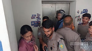 ডিজিএফআইয়ের মামুন খালেদকে দেখে কাঁদলেন স্ত্রী নুসরাত