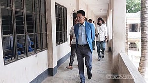 সিংগাইরে আকস্মিক পরীক্ষাকেন্দ্র পরিদর্শন শিক্ষামন্ত্রীর