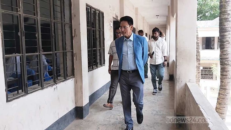 সিংগাইরে আকস্মিক পরীক্ষাকেন্দ্র পরিদর্শন শিক্ষামন্ত্রীর