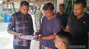 মানিকগঞ্জে বেশি দামে জ্বালানি বিক্রি, ২ ব্যবসায়ীকে ৫৫ হাজার টাকা জরিমানা