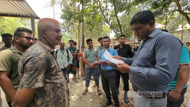 অবৈধভাবে তেল মজুদ: মানিকগঞ্জে ২ ব্যবসায়ীকে ১ লাখ ৭৫ হাজার টাকা জরিমানা