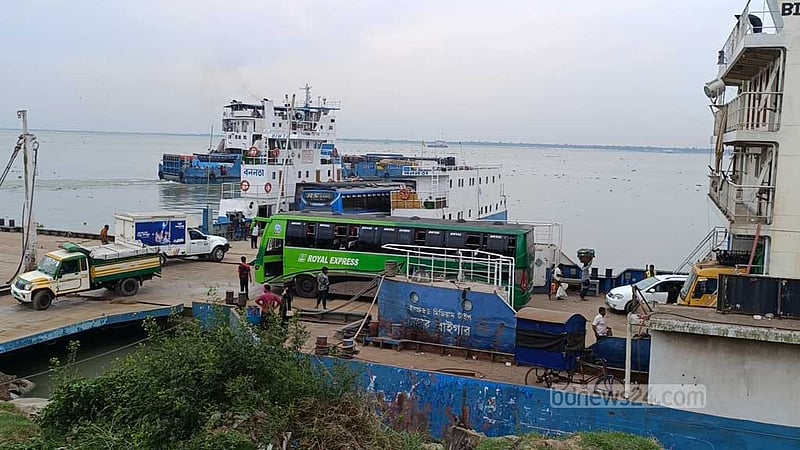 ঝড়ো আবহাওয়ায় পাটুরিয়া-দৌলতদিয়ায় লঞ্চ-ফেরি বন্ধ