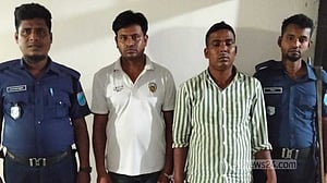 মানিকগঞ্জে পুলিশকে বাধা দেওয়ায় ইউপি সদস্যসহ গ্রেপ্তার ২
