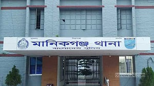 মানিকগঞ্জে সড়কে রক্তের ছোপ দেখে ঝোপের মাঝে মিলল লাশ