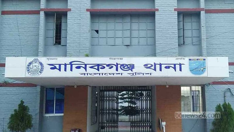 মানিকগঞ্জে সড়কে রক্তের ছোপ দেখে ঝোপের মাঝে মিলল লাশ