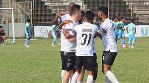 ৪ লাল কার্ডের দিনে কিংসের ড্র, জয় মোহামেডান ও আবাহনীর