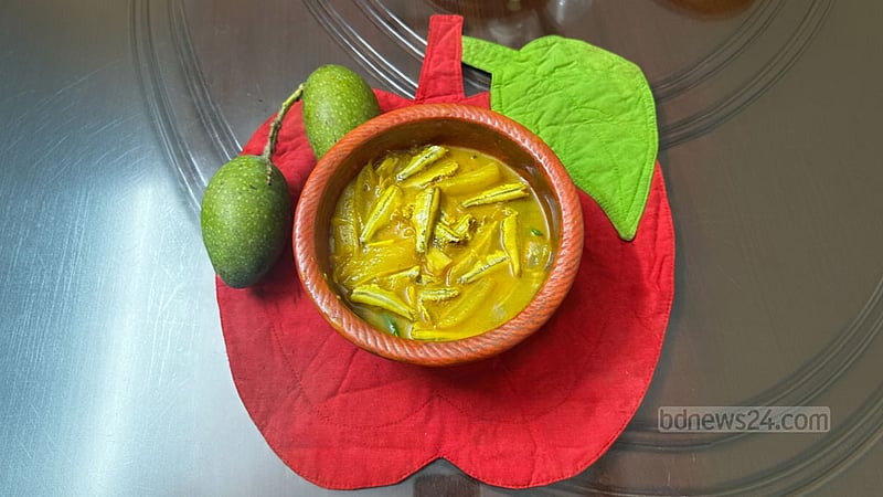 রসনা তৃপ্তিতে মলা মাছ দিয়ে কাঁচা আমের ঝোল