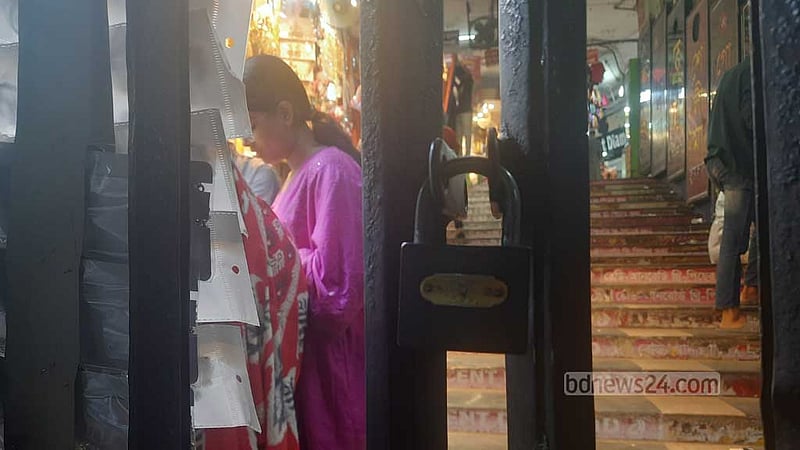 দোকান বন্ধ সন্ধ্যা ৭টায়: ‘বিক্রি কমেছে ৩০% পর্যন্ত’