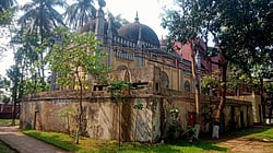 মসজিদের দেয়ালে মার্কিন রং, দেশের গলায় অসম চুক্তির ফাঁস