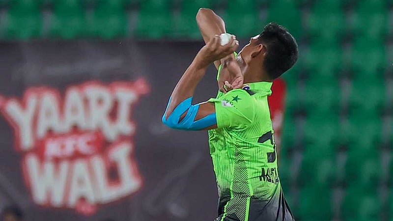 পারভেজের ঝড়ের পর মুস্তাফিজের ২ উইকেট, জয়ে ফিরল কালান্দার্স