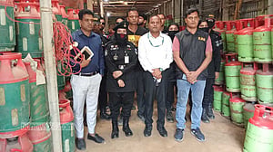 ভালুকায় ২০০ টাকা বাড়িয়ে ১২ কেজির এলপিজি বিক্রি, ২ লাখ জরিমানা