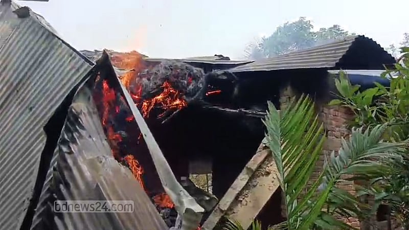নওগাঁয় ৪ খুন: আসামির বাড়িতে অগ্নিসংযোগ, একজনের জবানবন্দি