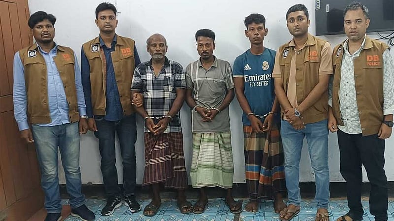 ‘বাবা-ছেলের পরিকল্পনায়’ নওগাঁয় এক পরিবারে চার খুন: দাবি পুলিশের