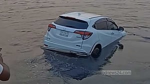 ফেরিতে ওঠার সময় নিয়ন্ত্রণ হারিয়ে প্রাইভেট কার নদীতে