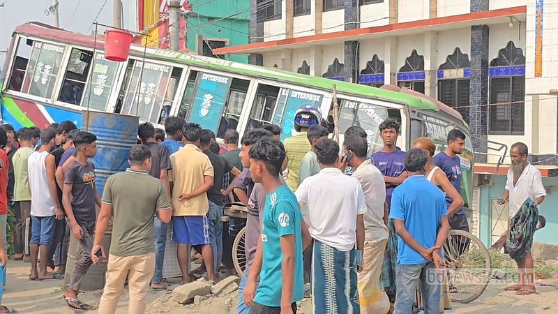 কভার্ড ভ্যানের ধাক্কায় নিয়ন্ত্রণ হারিয়ে পথচারীকে চাপা দিল বাস, মৃত্যু