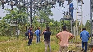 ঘোড়াশালে ‘অস্ত্রের মুখে’ পল্লীবিদ্যুৎ উপ-কেন্দ্রের তার ও যন্ত্রাংশ ‘লুট’