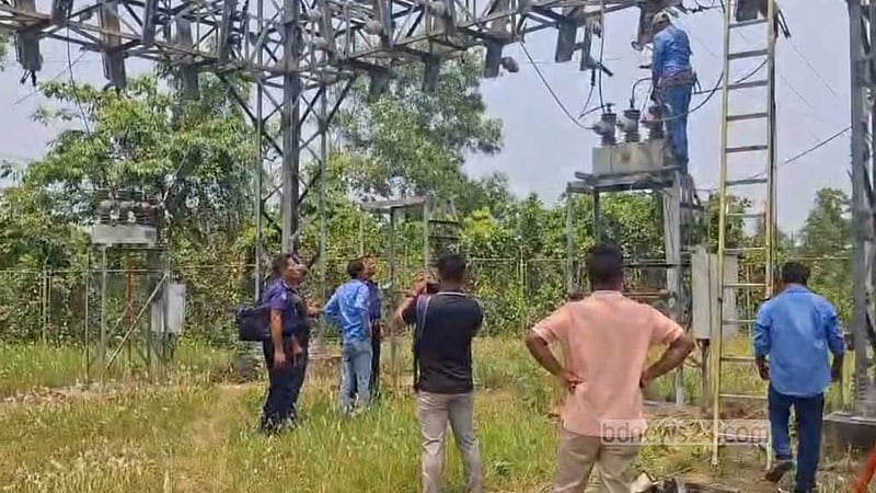 ঘোড়াশালে ‘অস্ত্রের মুখে’ পল্লীবিদ্যুৎ উপ-কেন্দ্রের তার ও যন্ত্রাংশ ‘লুট’
