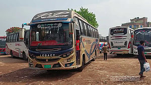 মালিক সমিতির দ্বন্দ্ব: নাটোরে ২৬ ঘণ্টা পর দূরপাল্লার বাস চলাচল শুরু
