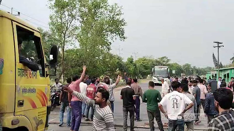 নাটোরে তেল না পেয়ে সড়ক অবরোধ, ফিলিং স্টেশনকে জরিমানা