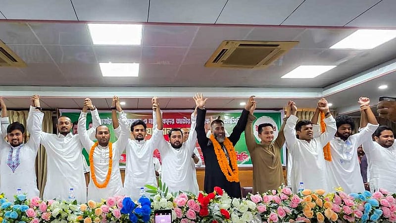 অনুষ্ঠান করে ‘যুবদলের’ ইসহাকসহ ৪ জনকে দলে ভেড়াল এনসিপি