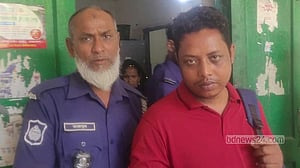 পারিবারিক কলহ: নেত্রকোণায় গৃহবধূর হাত-পায়ের রগ কর্তন, স্বামী আটক