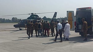 ত্রাণমন্ত্রীকে এয়ার অ্যাম্বুলেন্সে নেওয়া হল ঢাকায়, এভারকেয়ারে ভর্তি